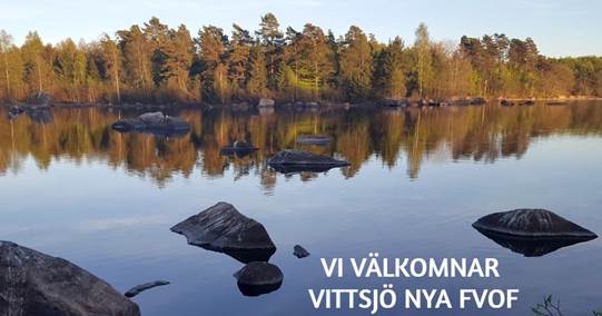 Kan vara en bild av sjö, träd och text där det står ”VI VÄLKOMNAR VITTSJÃ NYA FVOF”